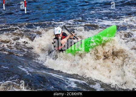 Ein Mann im Kajak im Tees Barrage International White Water Center in Stockton on Tees, England, Großbritannien Stockfoto