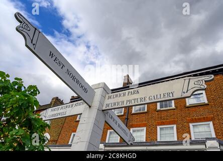 Ein lokales Schild mit Zeigehänden in Dulwich Village, Greater London, UK. Das Schild zeigt Ihnen die Wegbeschreibung zu den Sehenswürdigkeiten und Orten in der Nähe von Dulwich. Stockfoto