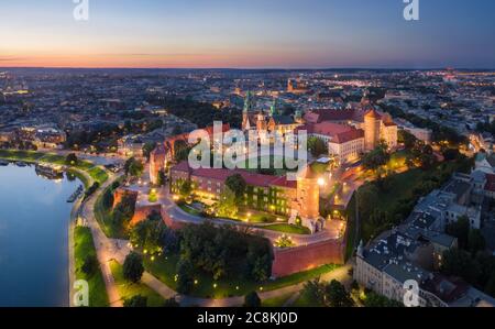 Krakau, Polen. Luftaufnahme des beleuchteten Wawel Royal Castle bei Sonnenuntergang Stockfoto