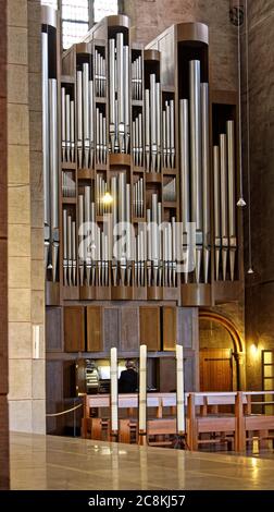 Große Orgel; Kloster St. Matthias; Kirchengebäude, katholische Kirche, Musikinstrument, Mann spielt, Kopfhörer, Europa, Trier; Deutschland Stockfoto