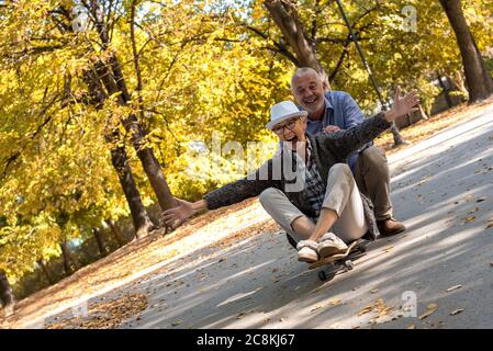 Glücklich verheiratetes Seniorenpaar, das seine Zeit im Park genoss Stockfoto