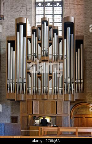 Große Orgel; Kloster St. Matthias; Kirchengebäude, katholische Kirche, Musikinstrument, Mann spielt, Kopfhörer, Europa, Trier; Deutschland Stockfoto