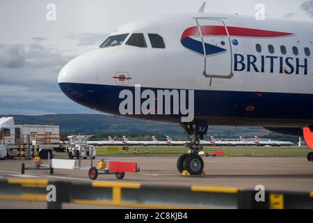 Glasgow, Schottland, Großbritannien. 21. Juli 2020. Im Bild: Die Flugzeuge der Airbus A319/A320/A321 von British Airways (BA) sitzen auf der zweiten Landebahn des Flughafens Glasgow und warten darauf, verkauft oder eingelagert zu werden. Seit März sitzen diese Flugzeuge auf dem Asphalt der Flughäfen untätig, was der weltweiten Krise des Coronavirus (COVID19) zusteht. Quelle: Colin Fisher/Alamy Live News. Stockfoto