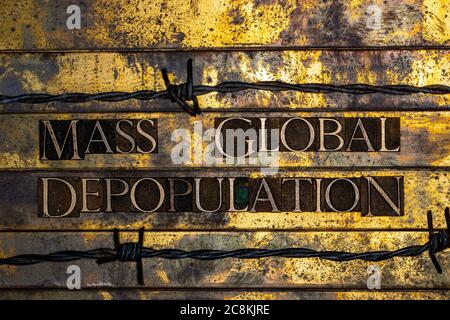 Masse globaler Entvölkerungstext mit echten authentischen Satzbuchstaben auf vintage texturierten Silber Grunge Kupfer und Gold Hintergrund gebildet Stockfoto