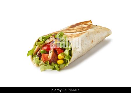 Tortilla Wrap mit Gemüse und gebratenem Hühnerfleisch auf weiß Stockfoto