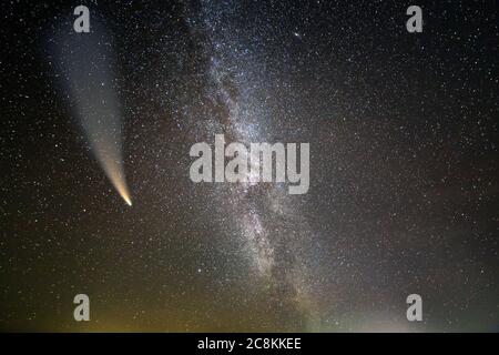 Nachtlandschaft der Milchstraße mit Sternen bedeckt Himmel und C/2020 F3 (NEOWISE) Komet mit leichtem Schweif in dunklen Himmel. Stockfoto