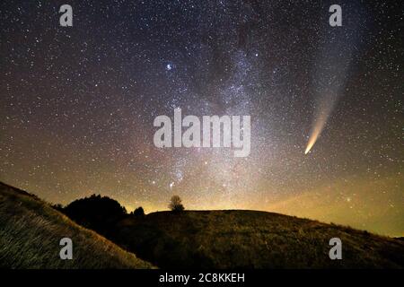 Nachtlandschaft der Berge mit Sternen bedeckt Himmel und C/2020 F3 (NEOWISE) Komet mit Lichtschweif. Stockfoto