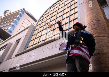 Portland, OR, USA. Juli 2020. Demonstranten stoßen am 24. Juli 2020 vor dem Mark O. Hatfield United States Courthouse in Portland, Oregon, mit den US-amerikanischen Sicherheitsbeamten zusammen. ( Kredit: Chris Tuite/Image Space/Media Punch)/Alamy Live News Stockfoto