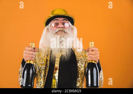 Seniorchef mit exzentrischem Look - 60 Jahre alter Mann mit Spaß, Porträt auf farbigem Hintergrund, Konzepte über Jugendliche Senioren und Lifestyle Stockfoto