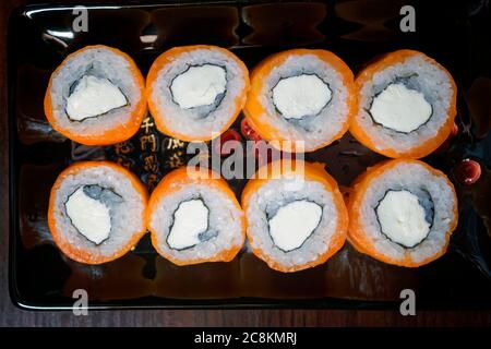Set Sushi Rolle auf einem schwarzen Teller. Draufsicht. Stockfoto