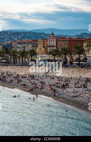 Nizza an der französischen Riviera ist ein geschäftiges Ort im Sommer - STADT NIZZA, FRANKREICH - 10. JULI 2020 Stockfoto