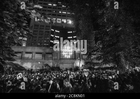 Portland, OR, USA. Juli 2020. Demonstranten stoßen am 24. Juli 2020 vor dem Mark O. Hatfield United States Courthouse in Portland, Oregon, mit den US-amerikanischen Sicherheitsbeamten zusammen. ( Kredit: Chris Tuite/Image Space/Media Punch)/Alamy Live News Stockfoto