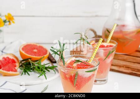 Alkoholfreier Cocktail aus Grapefruitsaft und Rosmarin. Gesundes Trinken, Kopierraum Stockfoto