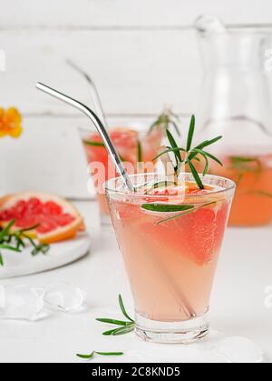 Kalte Limonade mit Saft und Grapefruitscheiben auf weißem Hintergrund. Erfrischendes Getränk Stockfoto