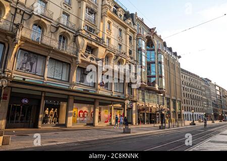 Rue de la Croix D oder in Genf in der Schweiz - GENF, SCHWEIZ - 8. JULI 2020 Stockfoto