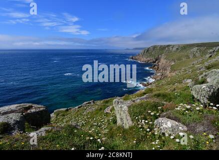 17.Juli National Trust Mayon Cliff's Walk zwischen Sennen Cove und Land's End in Cornwall an einem warmen Nachmittag.Bildnachweis Robert Timoney Stockfoto