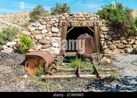 Eingang zu einem Bergbau Welle mit alten Hölzern Stockfoto