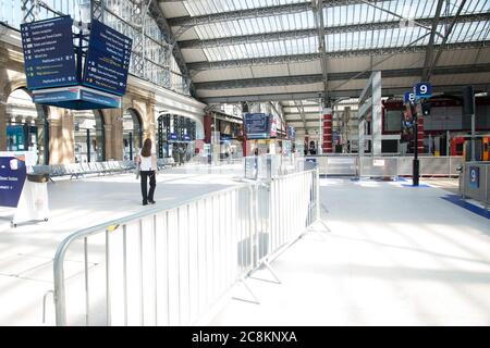 Liverpool beginnt leicht mit der Lockdown, da mehr nicht-wesentliche Geschäfte öffnen, dennoch High Streets immer noch ruhig in der Stadt, Museen und Theater und beliebte Attraktionen bleiben geschlossen. Straßenessen und mobiles Catering sind rund um die Albert Docks zum Mitnehmen geöffnet. Architektur sieht schön an den heißesten Tag des Jahres bisher. Mit: General View, GV, Atmosphäre wo: Liverpool, Großbritannien Wann: 24 Jun 2020 Kredit: WENN.com Stockfoto