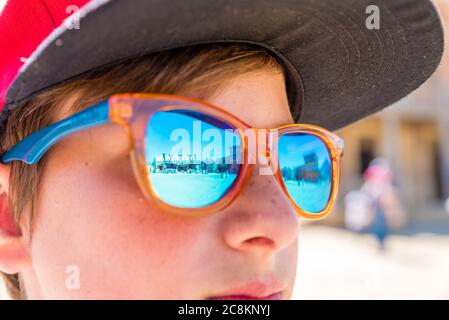 Junge mit Sonnenbrille beobachten Cowboy-Show Stockfoto