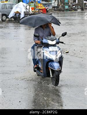 Beawar, Rajasthan, Indien, 24. Juli 2020: Ein Autofahrer fährt bei starkem Regen in Beawar auf einer Straße. Kredit: Sumit Saraswat/Alamy Live Nachrichten Stockfoto
