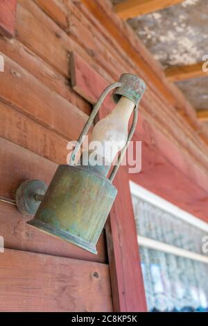 Vintage Garten Straße Wand Metall elektrische Lampe in der Stadt oder Dorf Stockfoto