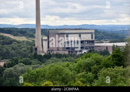 Ein Blot auf der Landschaft. Das stillgewordene Buildwas Power Station auch bekannt Ironbridge Power Station kontrastierte mit der Severn Gorge und dem Wrekin Hill i Stockfoto