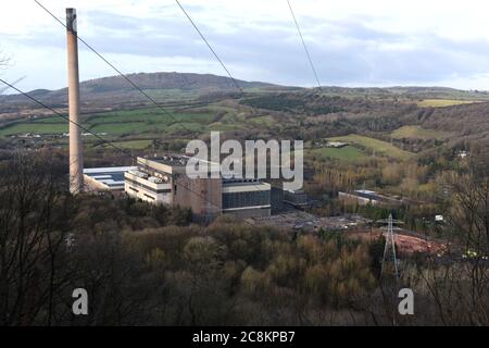 Ein Blot auf der Landschaft. Das stillgewordene Buildwas Power Station auch bekannt Ironbridge Power Station kontrastierte mit der Severn Gorge und dem Wrekin Hill i Stockfoto