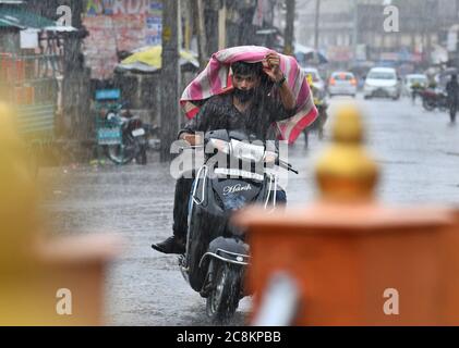 Beawar, Rajasthan, Indien, 24. Juli 2020: Ein Autofahrer fährt bei starkem Regen in Beawar auf einer Straße. Kredit: Sumit Saraswat/Alamy Live Nachrichten Stockfoto