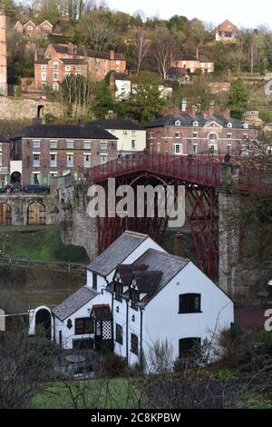 Ironbridge, Shropshire, Großbritannien ein Ferienhaus am Fluss neben der berühmten Eisenbrücke Stockfoto