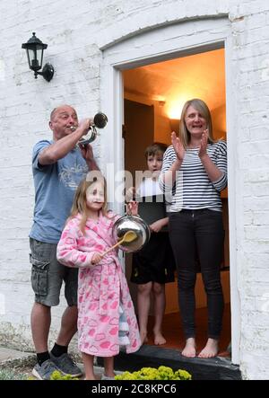 Ironbridge, Shropshire, Großbritannien, 16. April 2020. Die Severn Gorge war lebendig mit Musik an diesem Abend als Joff Watkin seinen bugle auf den Donnerstagabend Nat Stockfoto