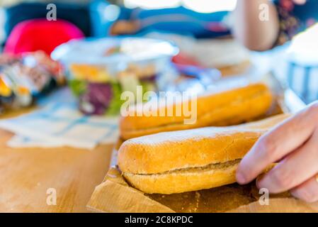 Frau bereitet Sandwich zu Stockfoto