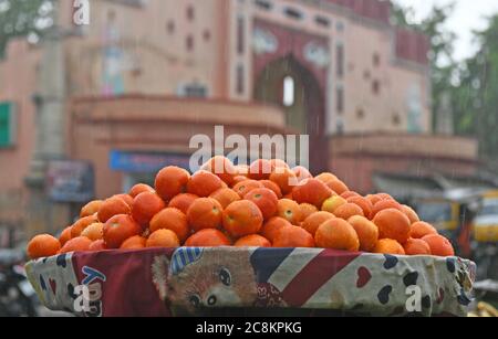 Beawar, Rajasthan, Indien, 24. Juli 2020: Bei starkem Regen sammeln sich in Beawar Wassertröpfchen auf Tomaten. Kredit: Sumit Saraswat/Alamy Live Nachrichten Stockfoto