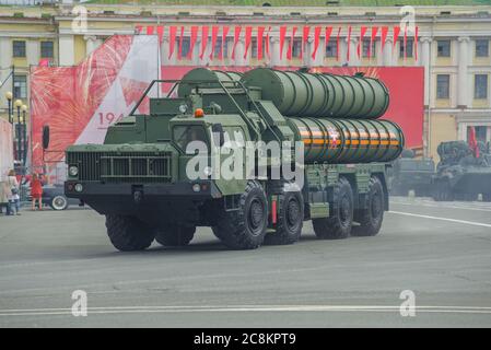 ST. PETERSBURG, RUSSLAND - 20. JUNI 2020: Flugabwehrraketen-System S-300PM Nahaufnahme. Fragment der Probe der Parade zum Siegestag Stockfoto