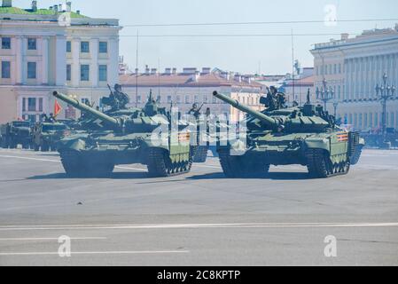 ST. PETERSBURG, RUSSLAND - 24. JUNI 2020: Zwei russische T-72B3 Panzer auf der Militärparade zu Ehren des Siegestages Stockfoto