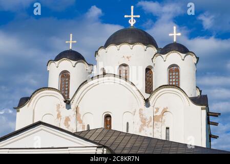 Die Spitze der Nikolo-Dvorischtschenskiy Kathedrale (1113) Nahaufnahme auf einem Hintergrund von bewölktem Himmel. Weliki Nowgorod, Russland Stockfoto