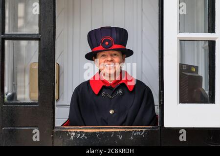 London, Großbritannien. Juli 2020. Ein freundlicher Beefeater, wie die Yeomen Warders of her Majesty's Royal Palace und Fortress the Tower of London bekannt sind, erwartet die Besucher mit einem freundlichen Lächeln und Informationen. Nach 4 Monaten der Schließung des Coronavirus, etwas, das in der Geschichte des Turms anscheinend noch nie geschehen ist, hat der Turm Anfang dieses Monats wieder eröffnet und bietet eine einzigartige Gelegenheit, seine historischen Gebäude zu besuchen und die Kronjuwelen ohne die üblichen langen Warteschlangen und Menschenmassen zu sehen. Kredit: Imageplotter/Alamy Live Nachrichten Stockfoto