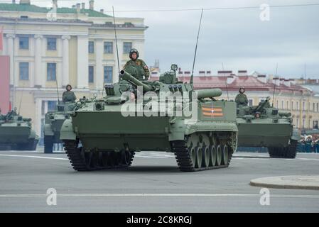 ST. PETERSBURG, RUSSLAND - 20. JUNI 2020: Infanterie-Kampffahrzeug (BMP-3) auf der Probe der Militärparade zu Ehren des Siegestages Stockfoto