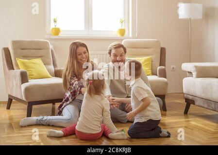 Shallow Focus Aufnahme einer glücklichen kaukasischen Familie, die Spaß hat Ein Spiel spielen Stockfoto