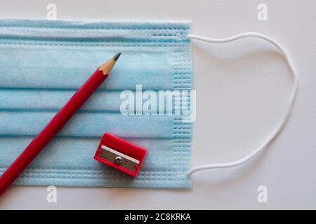 Bleistift und Maske, notwendige Gegenstände auf dem Weg zurück zur Schule Stockfoto