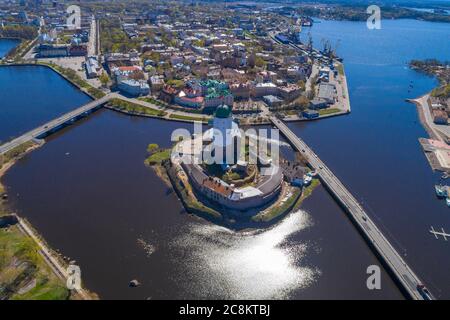 Schloss Vyborg im Stadtbild an einem sonnigen Maitag (Luftaufnahme). Wyborg, Russland Stockfoto