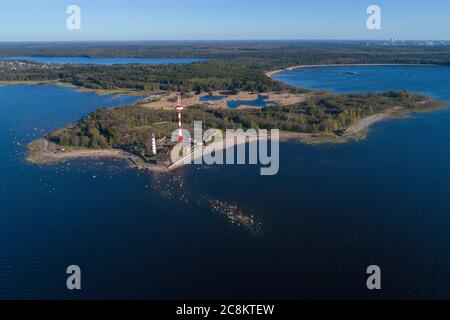 Blick von den Höhen der Halbinsel Karavaldai an einem sonnigen Maitag. Leningrad, Russland Stockfoto