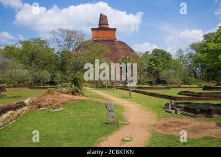 Im Jetavana Dagоba. Der historische Park der Stadt Anuradhapura. Sri Lanka Stockfoto