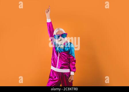 Seniorchef mit exzentrischem Look - 60 Jahre alter Mann mit Spaß, Porträt auf farbigem Hintergrund, Konzepte über Jugendliche Senioren und Lifestyle Stockfoto