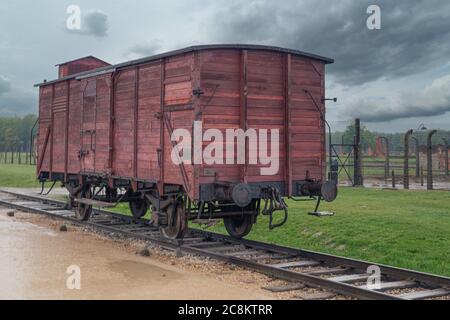 Auschwitz, Polen - 15. Mai 2019: Zugwagen des 2. Weltkrieges im Eisenbahneingang zum Konzentrationslager Auschwitz Birkenau, der während der Zeit des Transports von Juden benutzt wurde Stockfoto