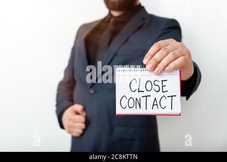 Textschild mit dem Symbol „Kontakt schließen“. Business Foto Text mit einer Geschichte der direkten Exposition gegenüber einem casepatient Modell mit verschiedenen leeren Farbe Notep Stockfoto