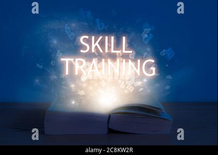 Beschriftung für das Skill-Training. Licht kommt aus dem offenen Buch mit Wortschicht. Bildungskonzept. Stockfoto