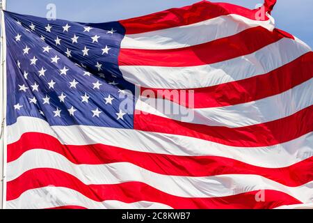 Große schöne amerikanische Flagge winkt im Wind, mit lebendigen roten weißen und blauen Farben, füllen den Rahmen. Stockfoto