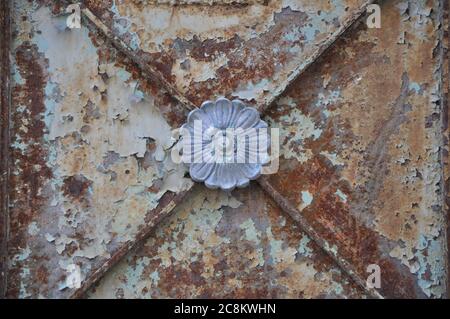 Altertümlicher brauner Kupfer und bronzefarbener Türdetail. Verwitterte Metalltürstruktur. Stockfoto