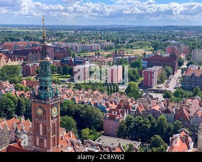 Der Blick vom Glockenturm der Marienkirche in Danzig auf das Rathaus Stockfoto