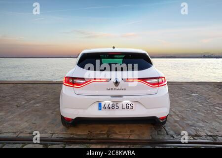 Huelva, Spanien - 23. Juli 2020: Blick auf einen Renault Megane in der Pier von Huelva bei Sonnenuntergang Stockfoto